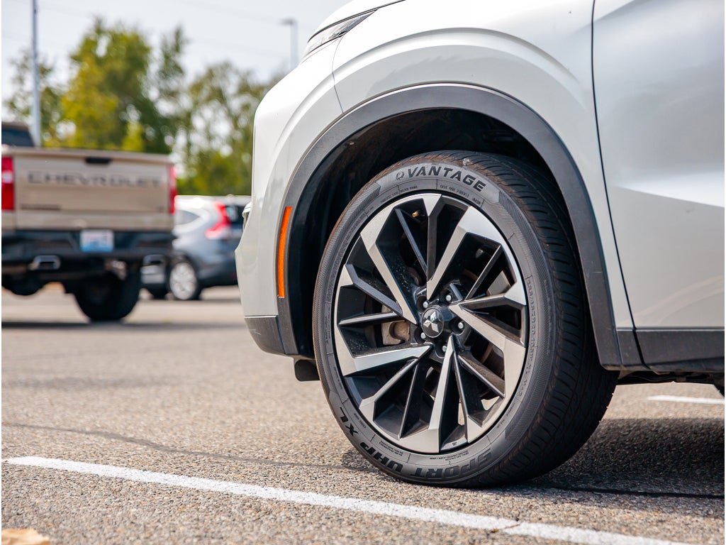 2024 Mitsubishi Outlander Base
