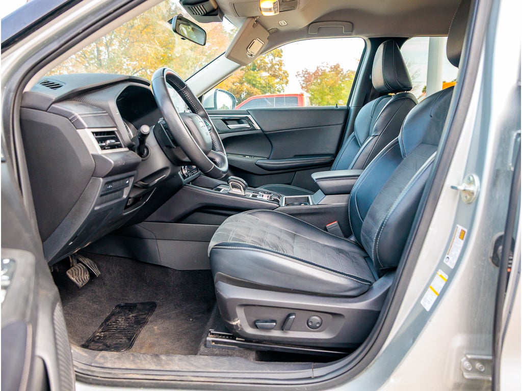 2024 Mitsubishi Outlander Base
