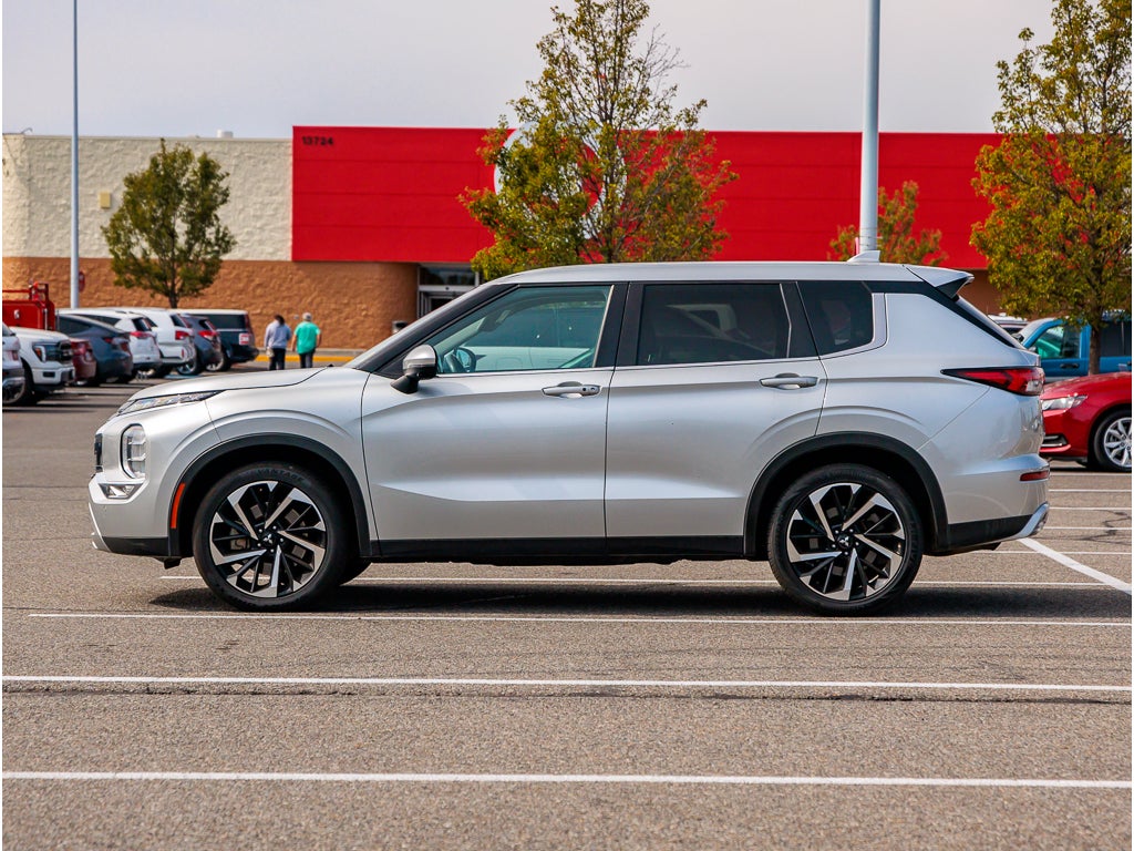 2024 Mitsubishi Outlander Base
