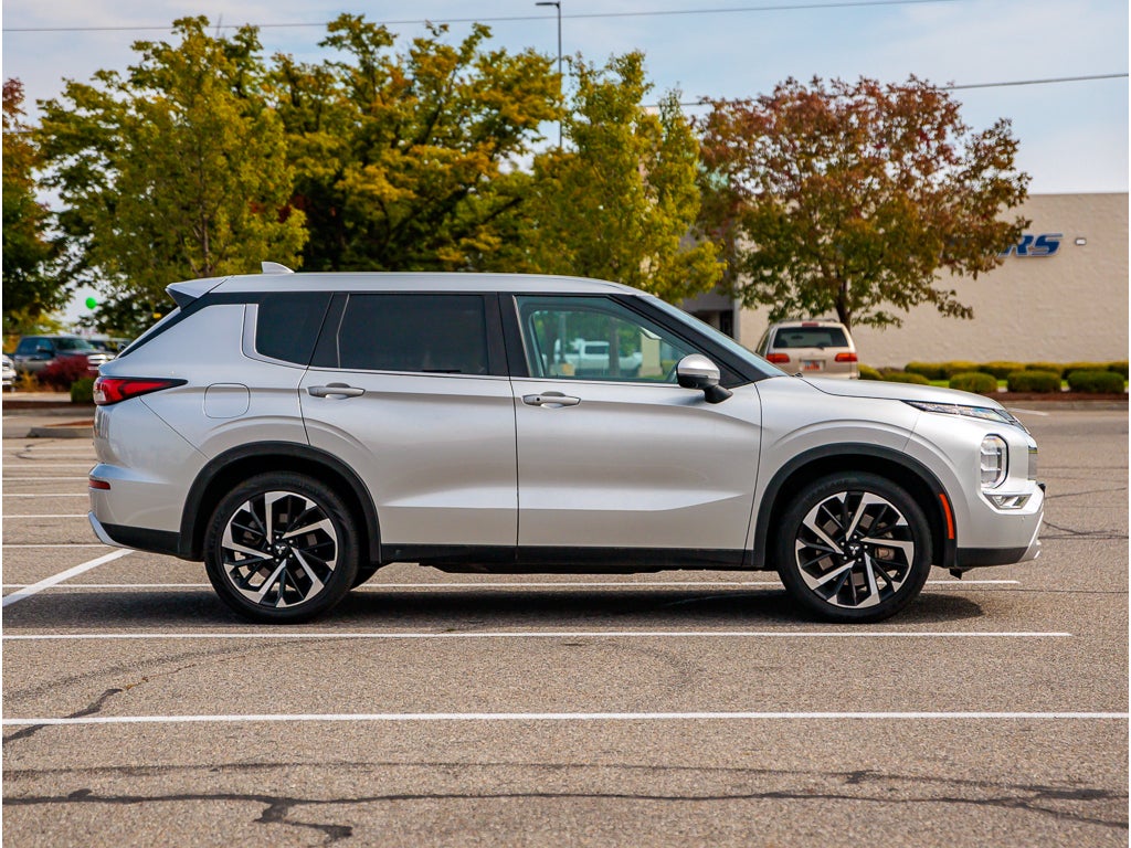2024 Mitsubishi Outlander Base