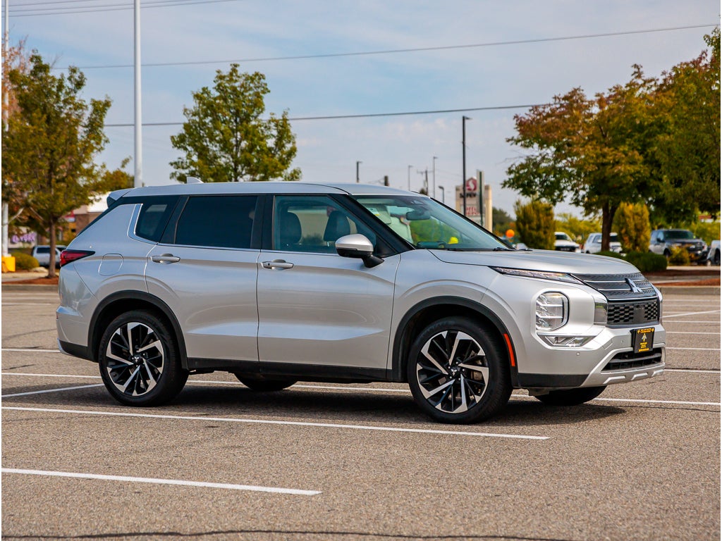 2024 Mitsubishi Outlander Base